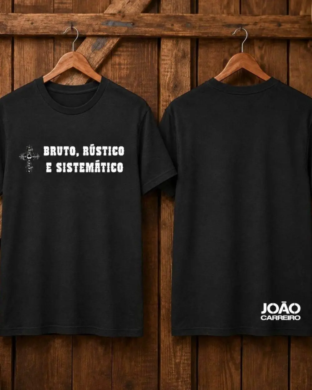 Camiseta preta com a frase Bruto, Rústico e Sistemático em caixa alta branca no peito